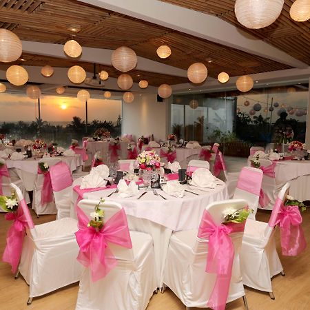 Legian Bali Mandira Beach Resort & Spa מראה חיצוני תמונה A wedding reception