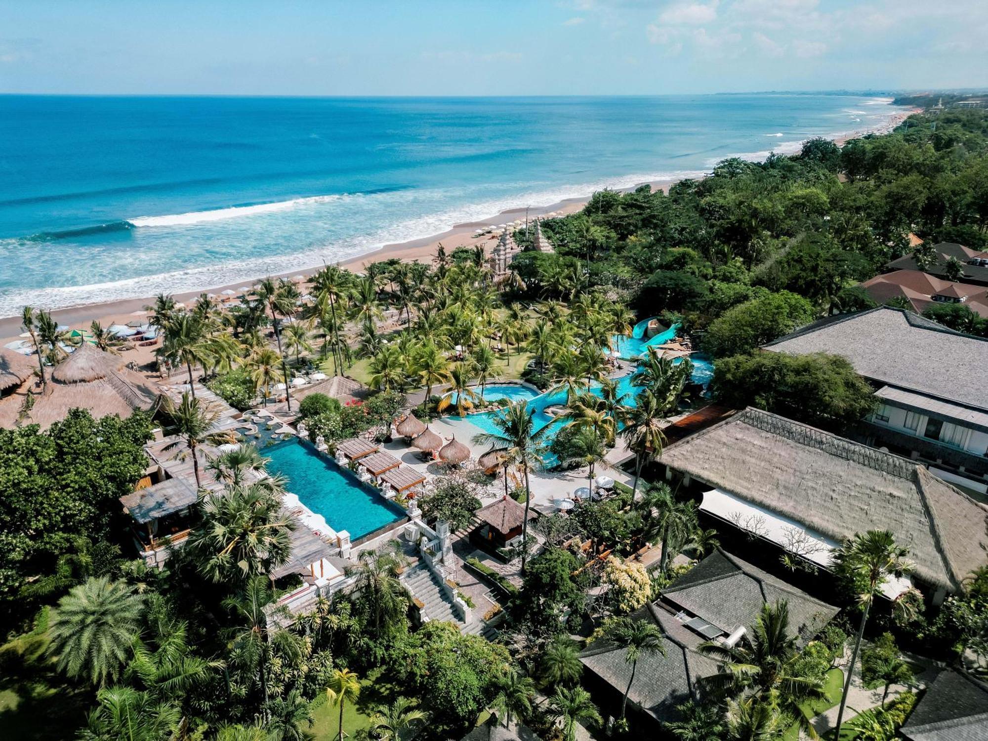 Legian Bali Mandira Beach Resort & Spa מראה חיצוני תמונה Aerial view of the resort