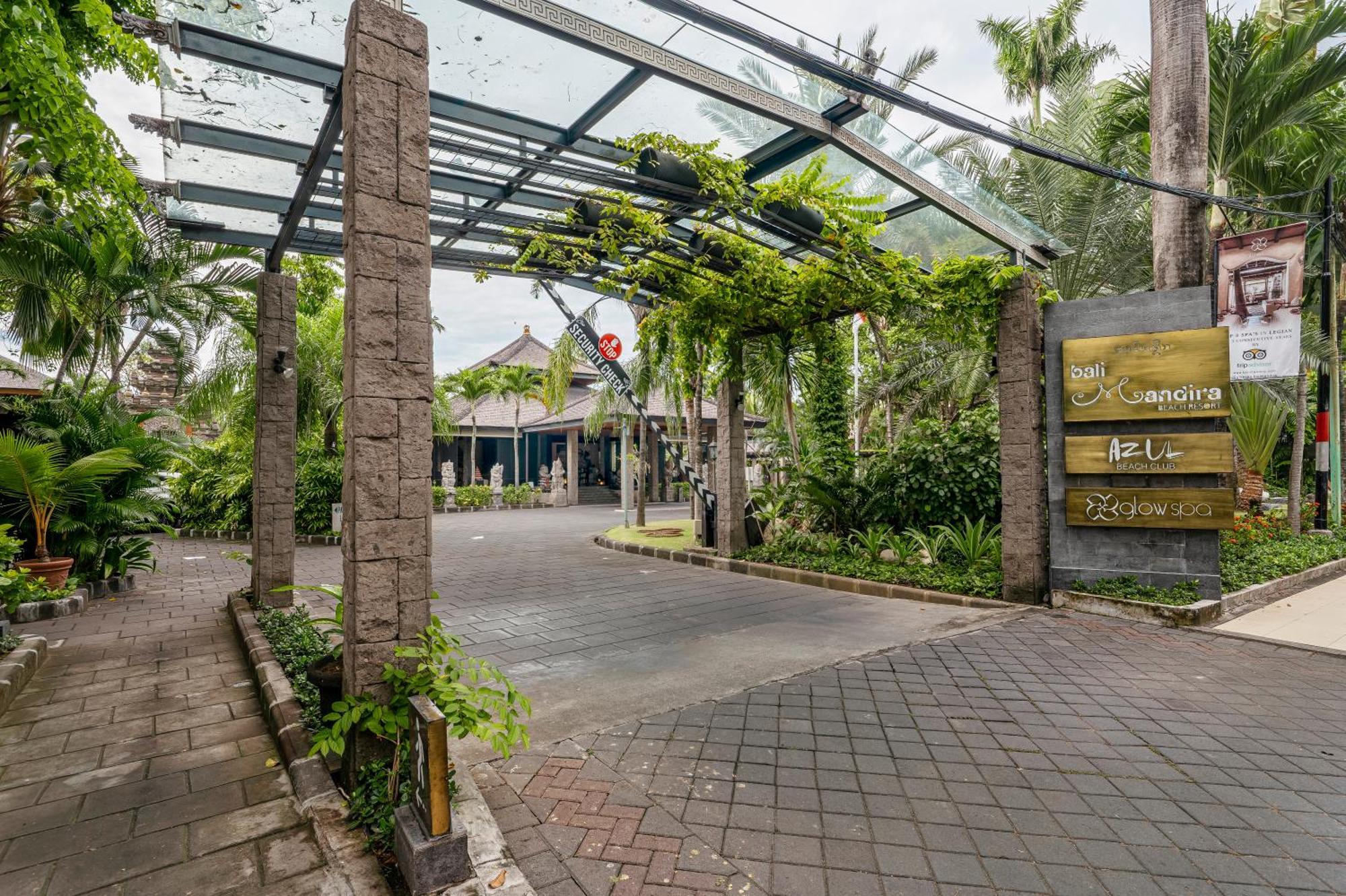 Legian Bali Mandira Beach Resort & Spa מראה חיצוני תמונה Entrance of the hotel