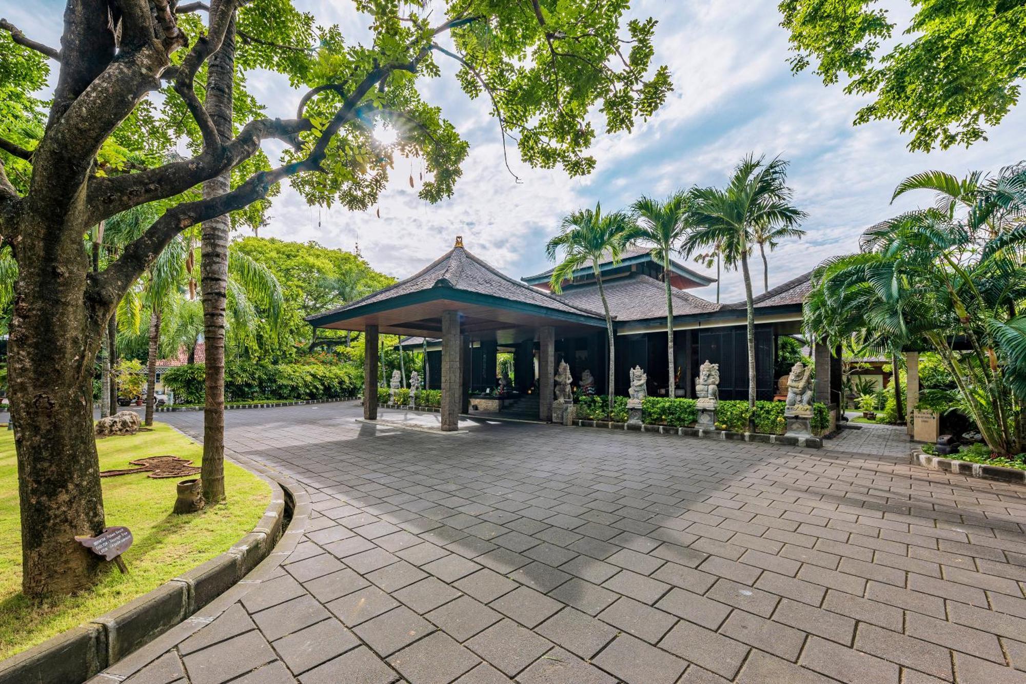 Legian Bali Mandira Beach Resort & Spa מראה חיצוני תמונה The main entrance of the museum
