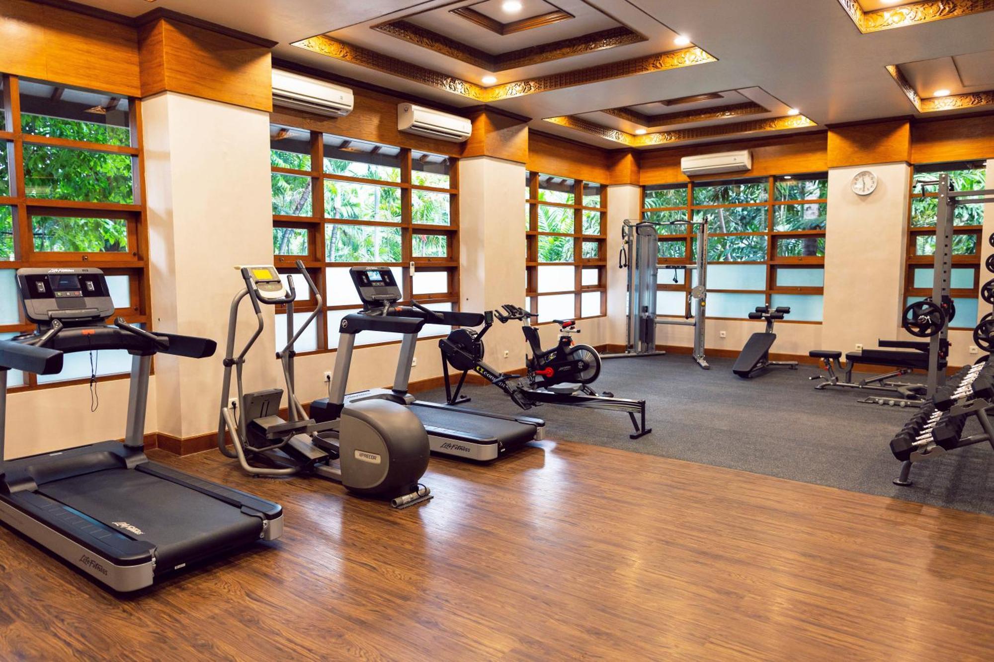 Legian Bali Mandira Beach Resort & Spa מראה חיצוני תמונה The gym at the hotel