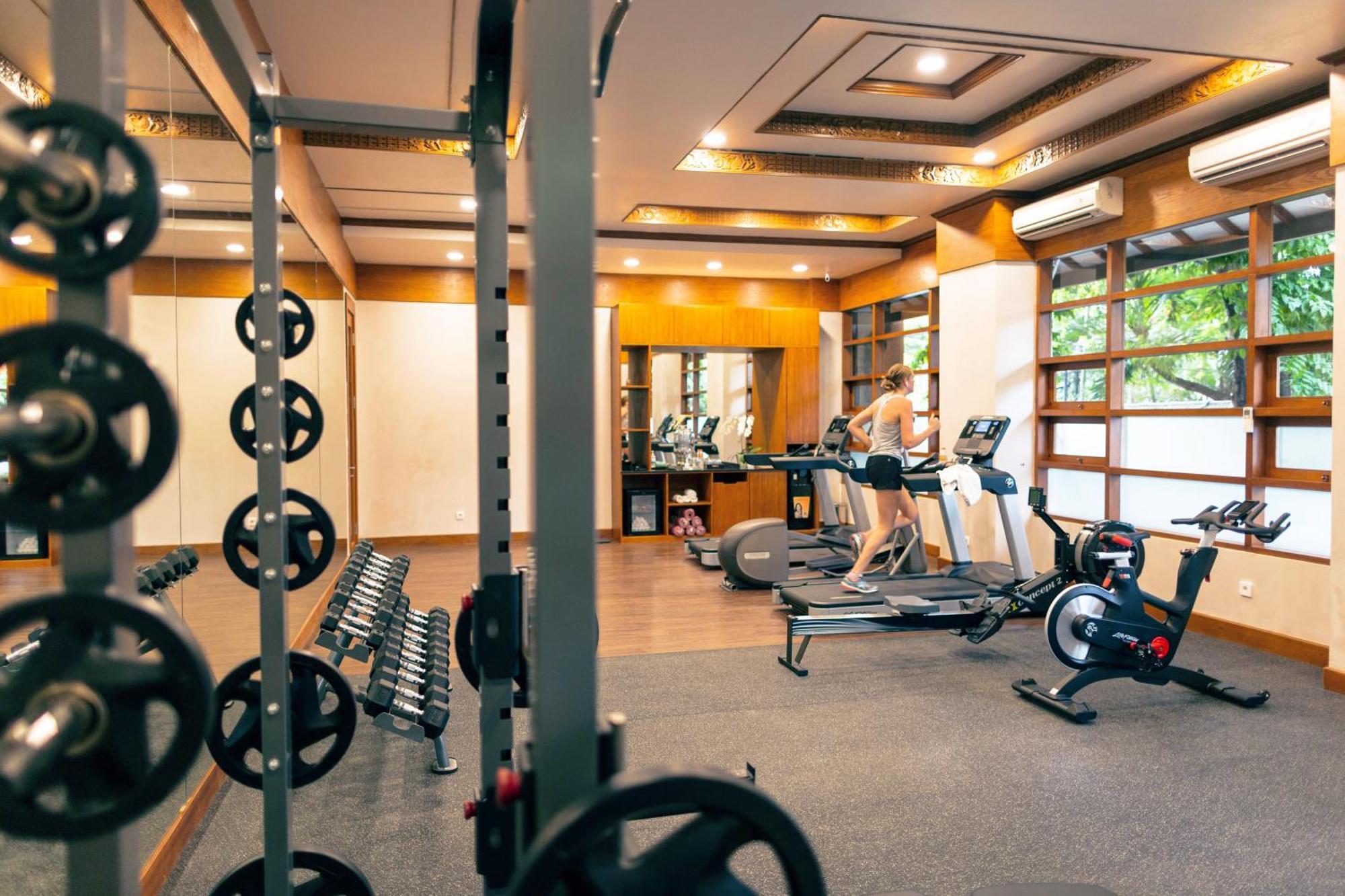 Legian Bali Mandira Beach Resort & Spa מראה חיצוני תמונה The gym at the hotel