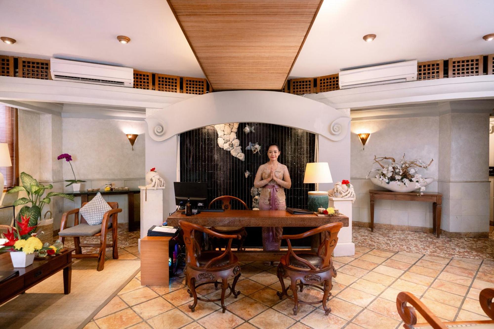 Legian Bali Mandira Beach Resort & Spa מראה חיצוני תמונה Concierge at the Royal Thai Suite