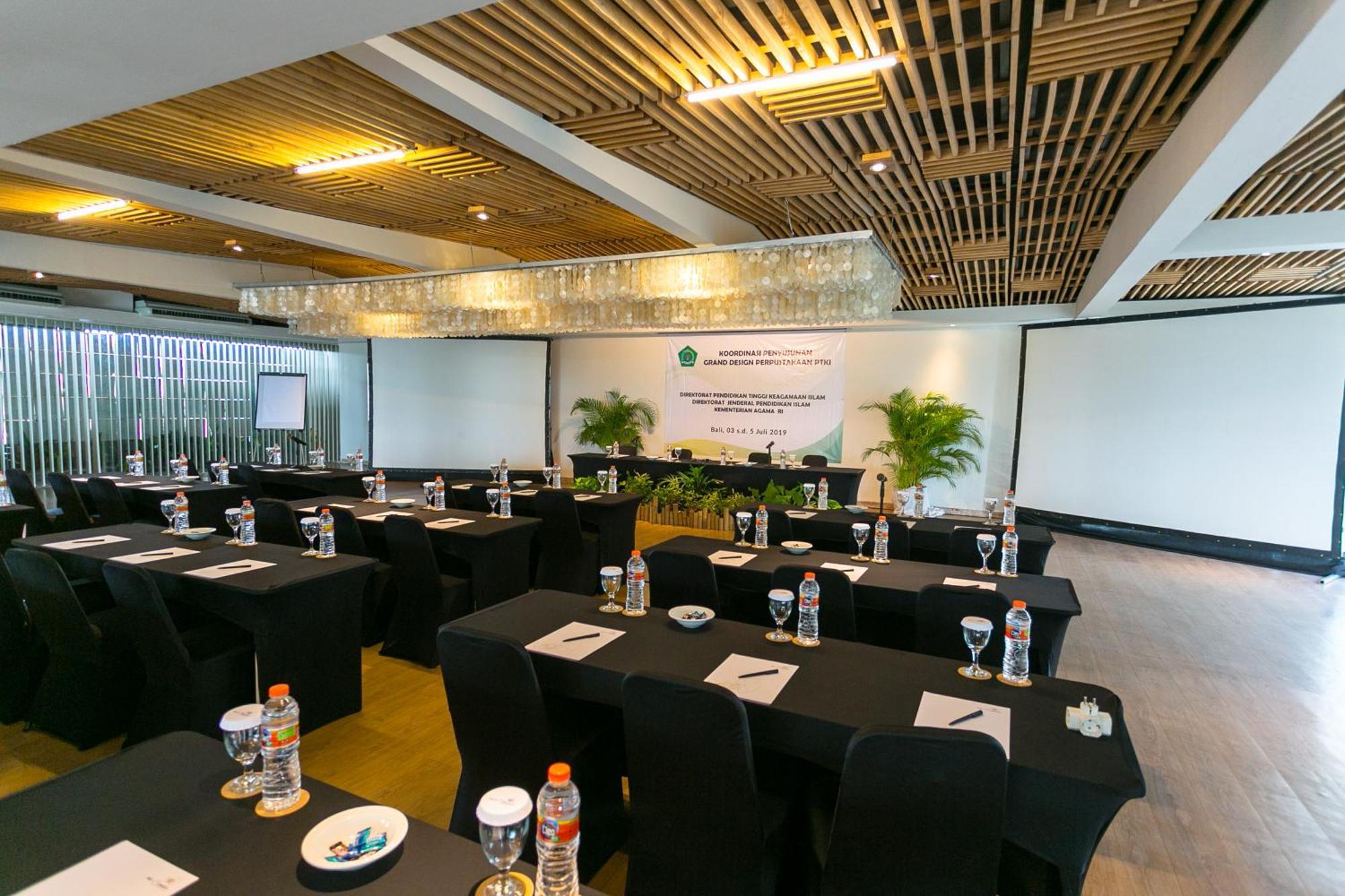 Legian Bali Mandira Beach Resort & Spa מראה חיצוני תמונה Meeting room at the 2016 conference