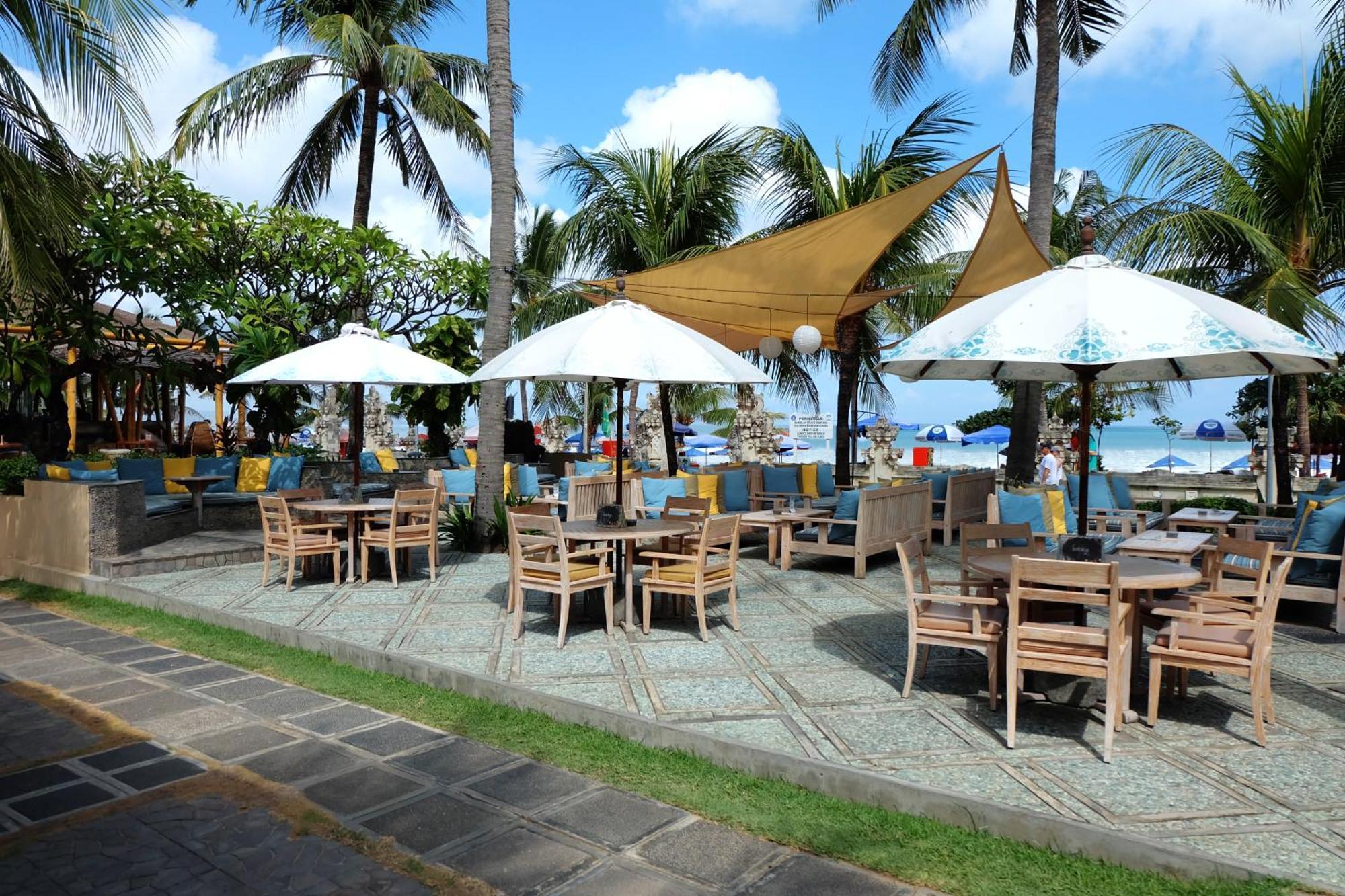 Legian Bali Mandira Beach Resort & Spa מראה חיצוני תמונה The beach club at the InterContinental Resort