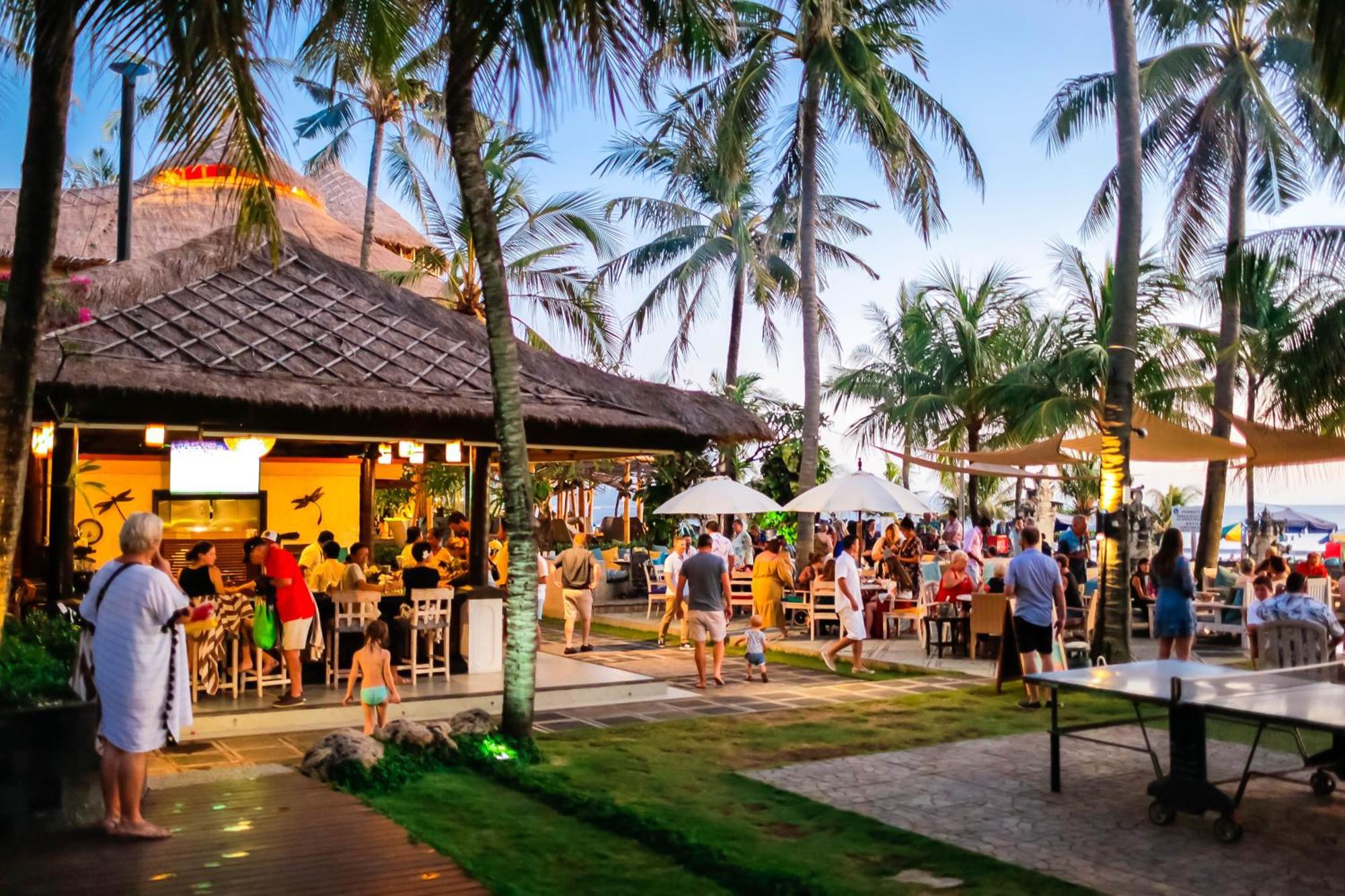 Legian Bali Mandira Beach Resort & Spa מראה חיצוני תמונה A beach bar in Bali, Indonesia