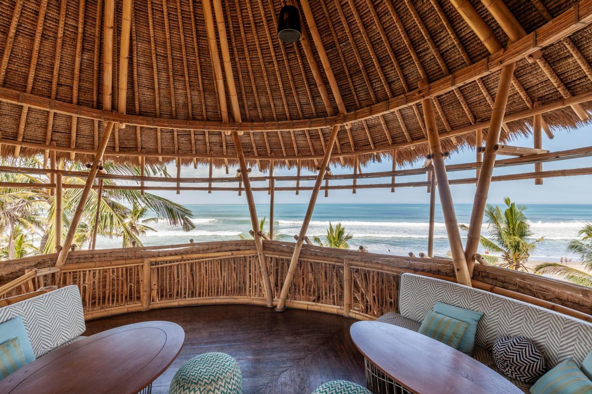 Legian Bali Mandira Beach Resort & Spa מראה חיצוני תמונה The view from the top of the Lighthouse