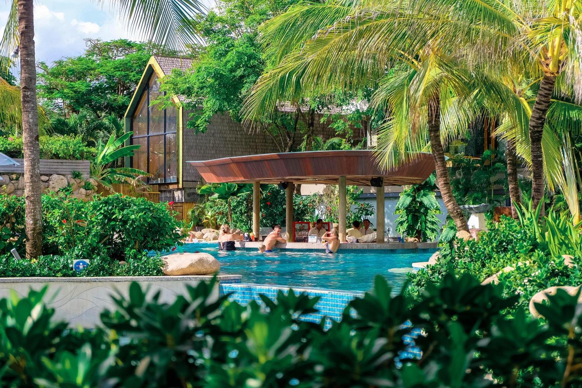 Legian Bali Mandira Beach Resort & Spa מראה חיצוני תמונה The swimming pool at the resort