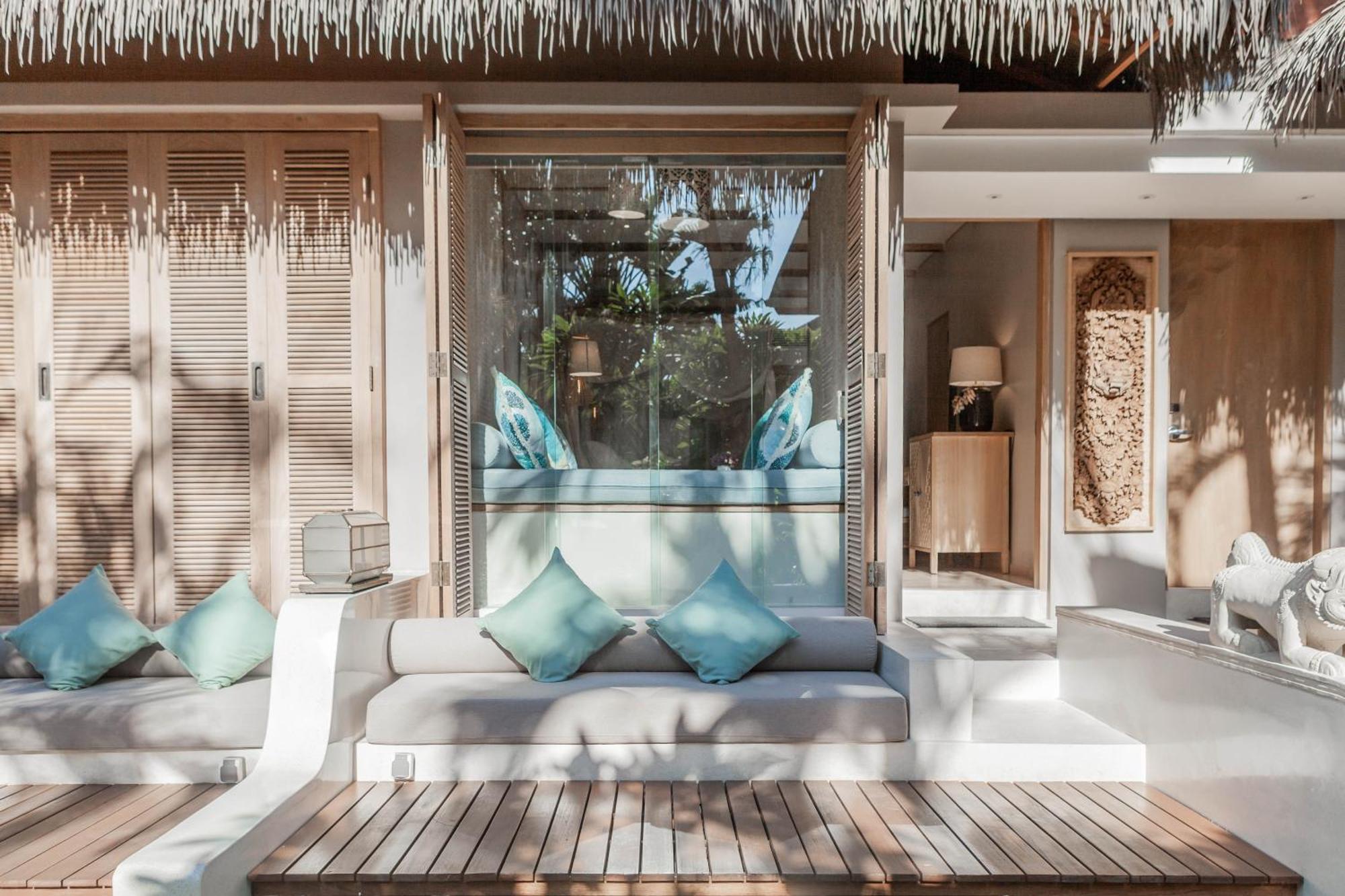 Legian Bali Mandira Beach Resort & Spa מראה חיצוני תמונה The interior of a villa at the resort