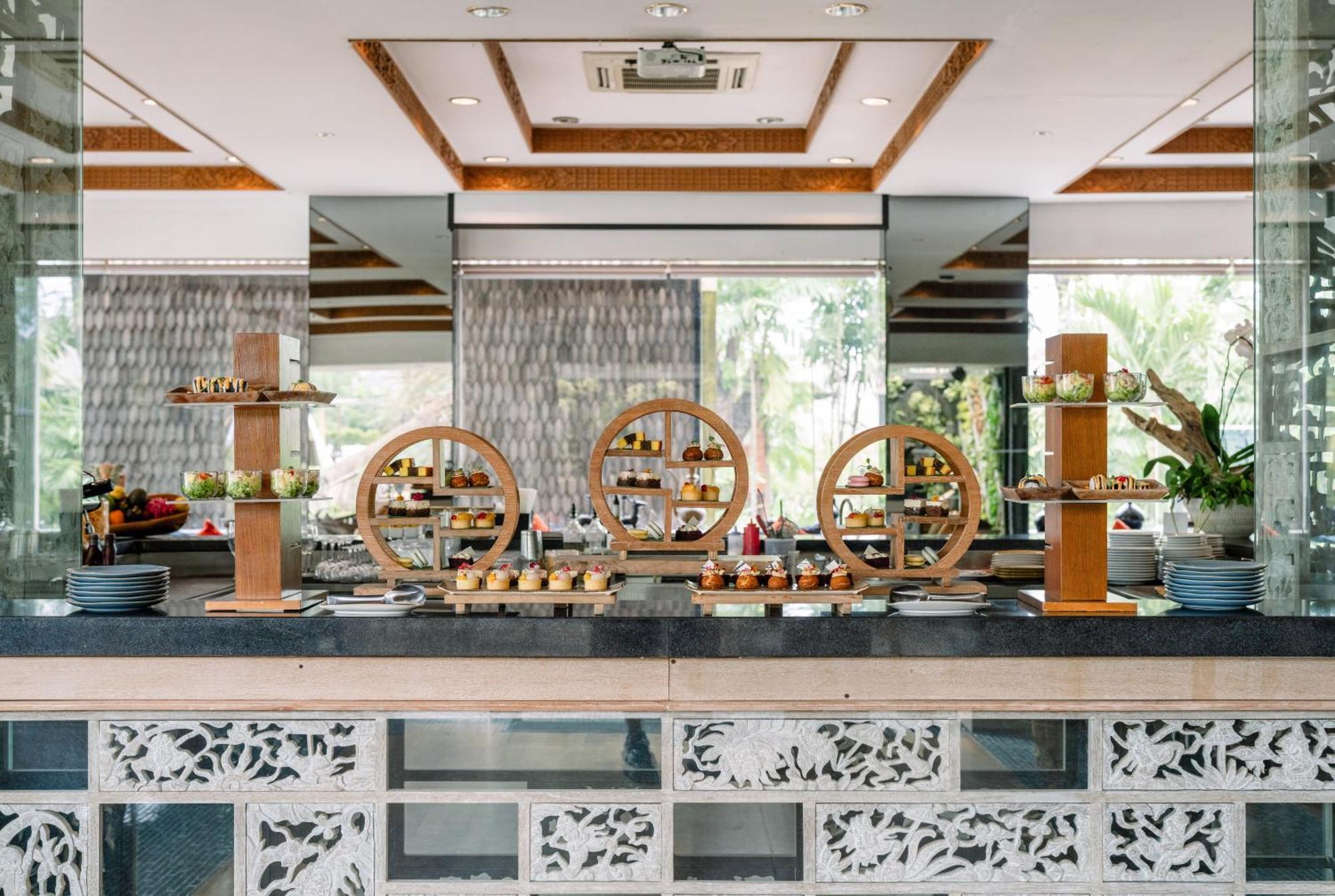 Legian Bali Mandira Beach Resort & Spa מראה חיצוני תמונה The buffet at the lobby