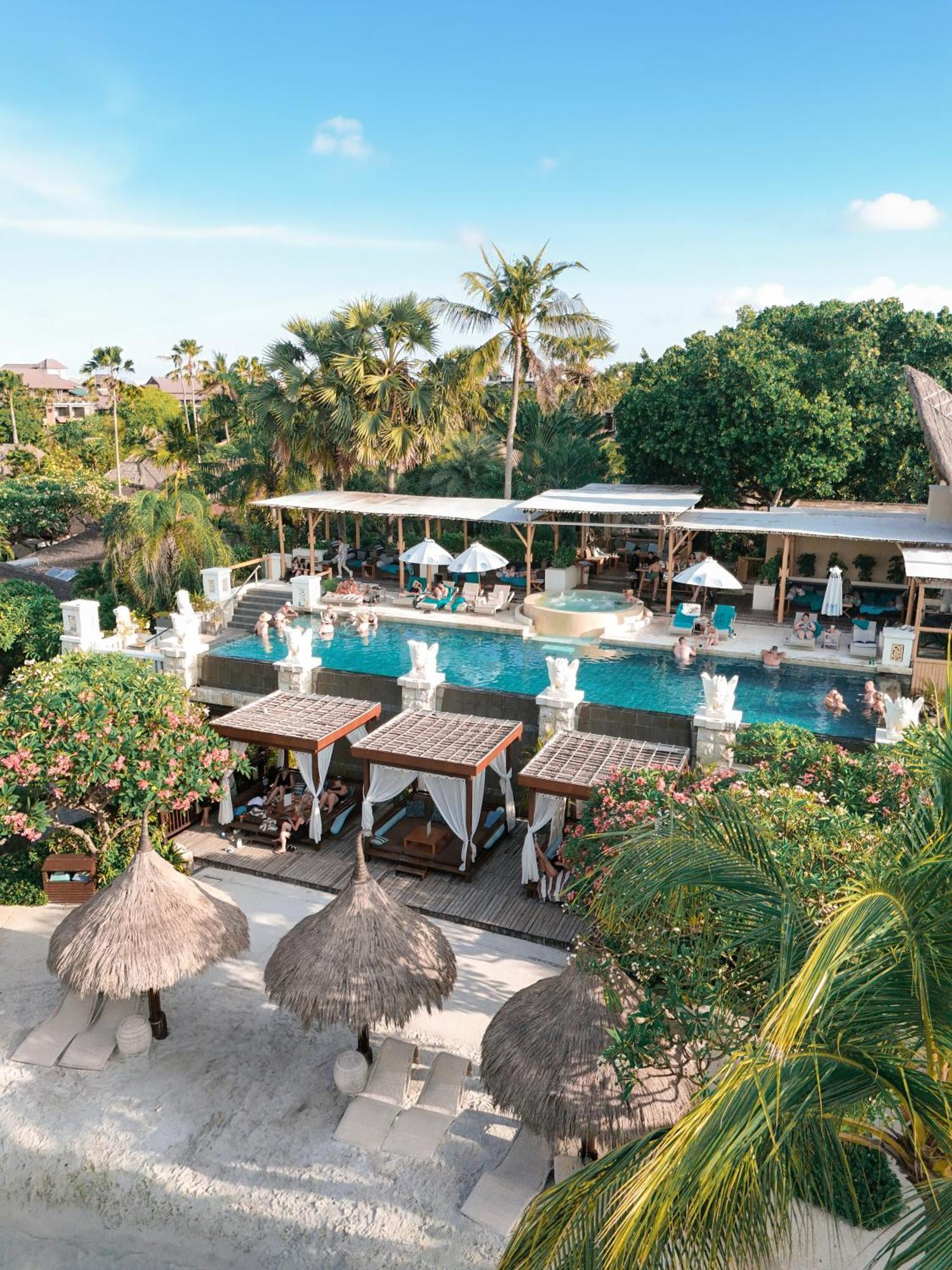 Legian Bali Mandira Beach Resort & Spa מראה חיצוני תמונה The swimming pool at the resort