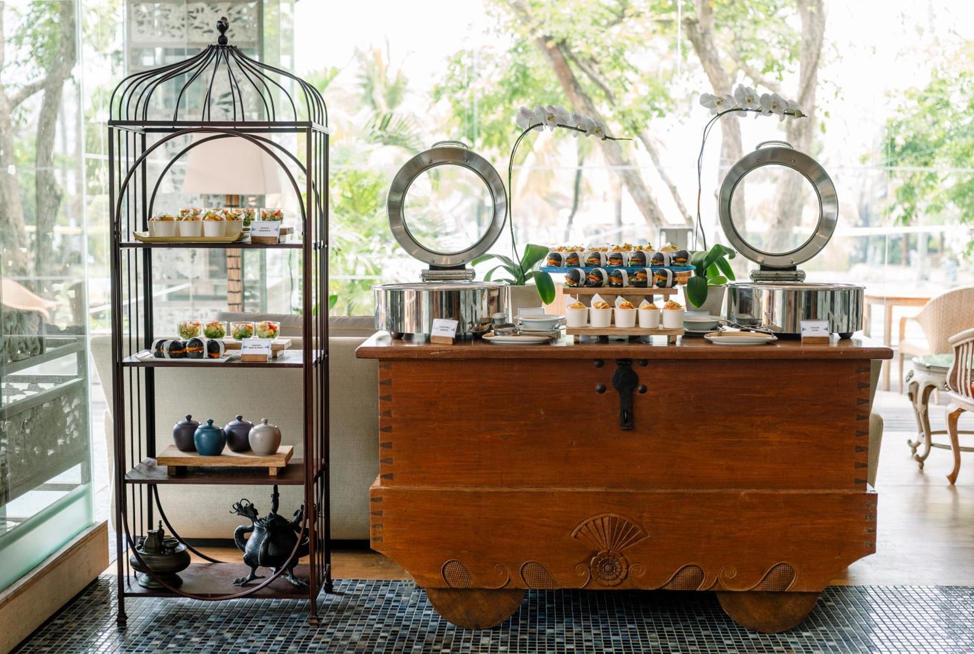 Legian Bali Mandira Beach Resort & Spa מראה חיצוני תמונה A chafing dish
