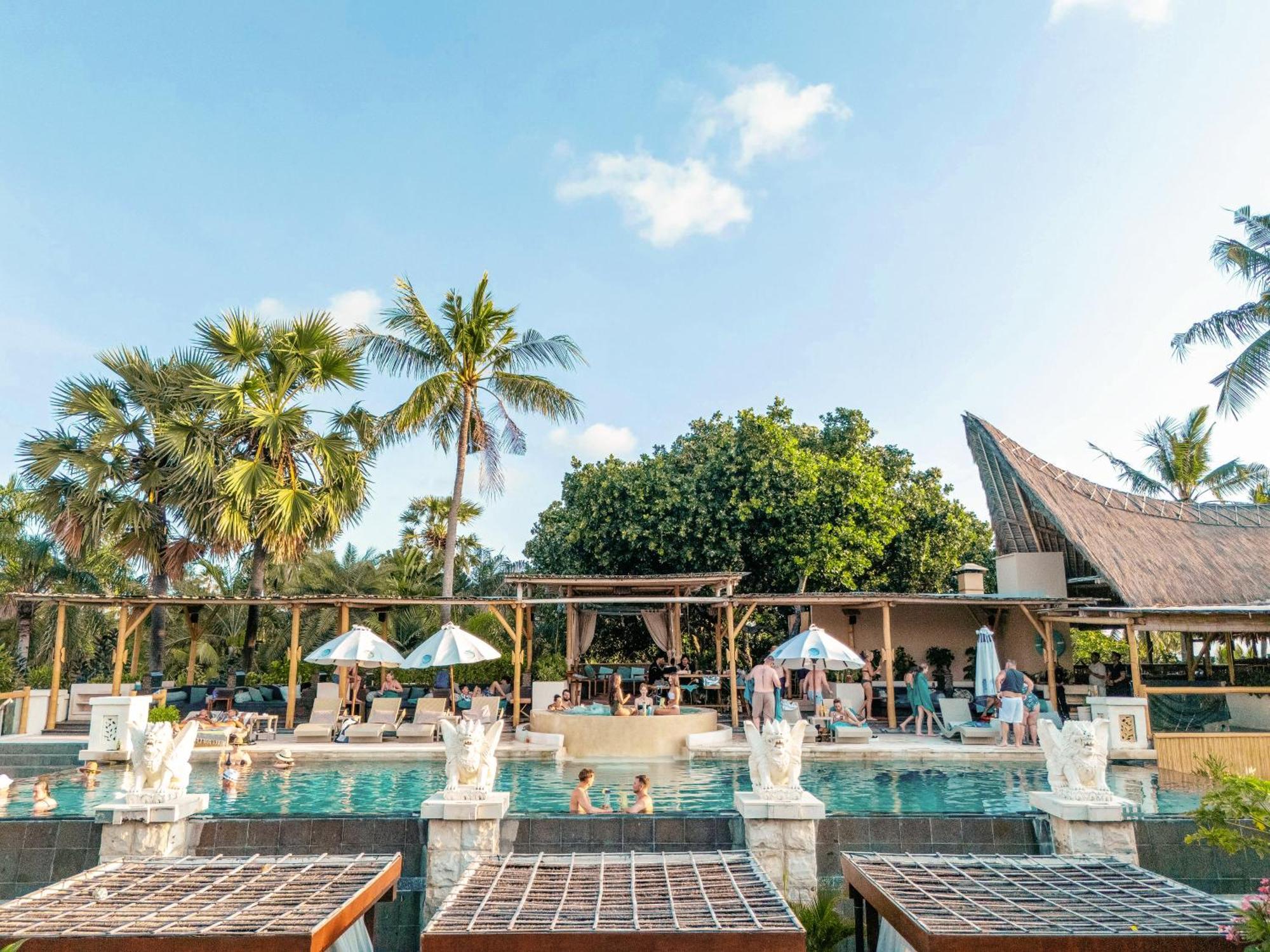Legian Bali Mandira Beach Resort & Spa מראה חיצוני תמונה The resort's main pool